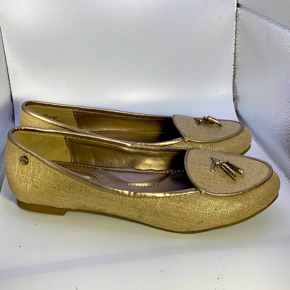 Dana Buchman golden flat shoes size 7 in excellent condition